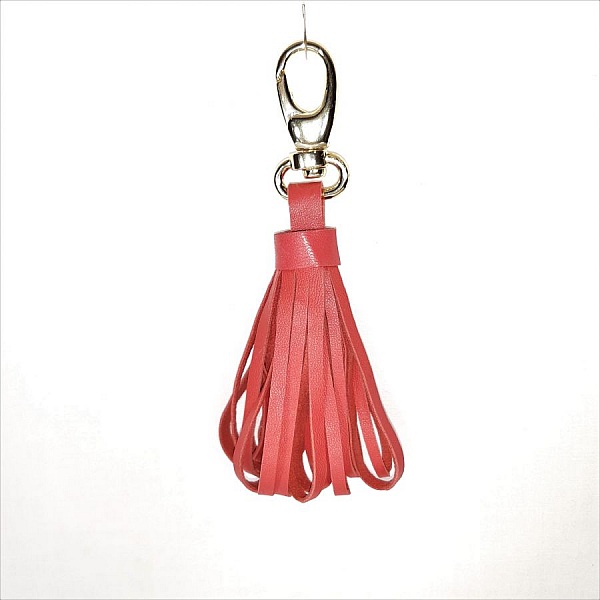 J&oacute;ia de bolsa com pompom de pele de cordeiro em cor-de-laranja vermelha.