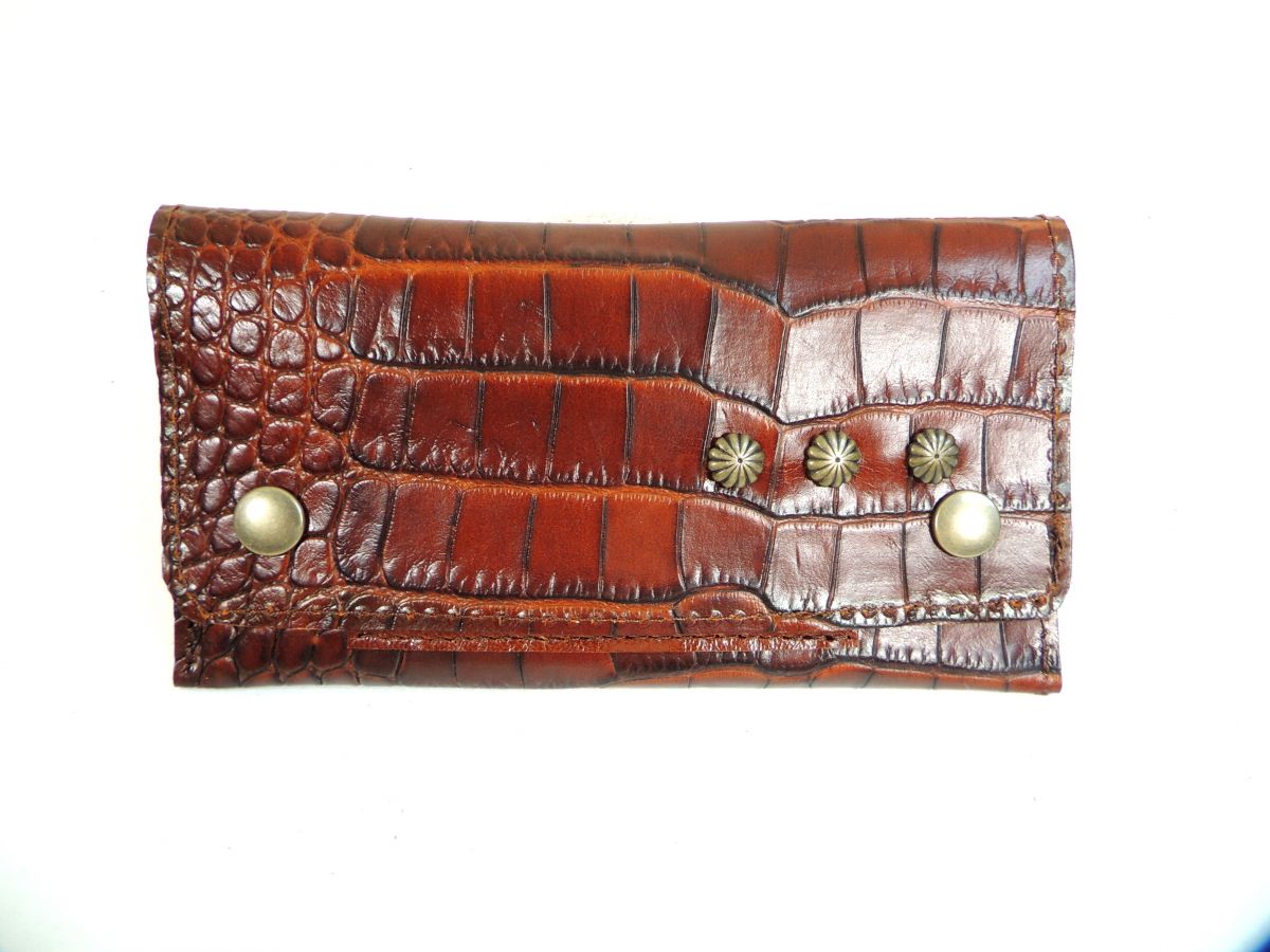Piada sobre tabaco com estampas de crocodilo