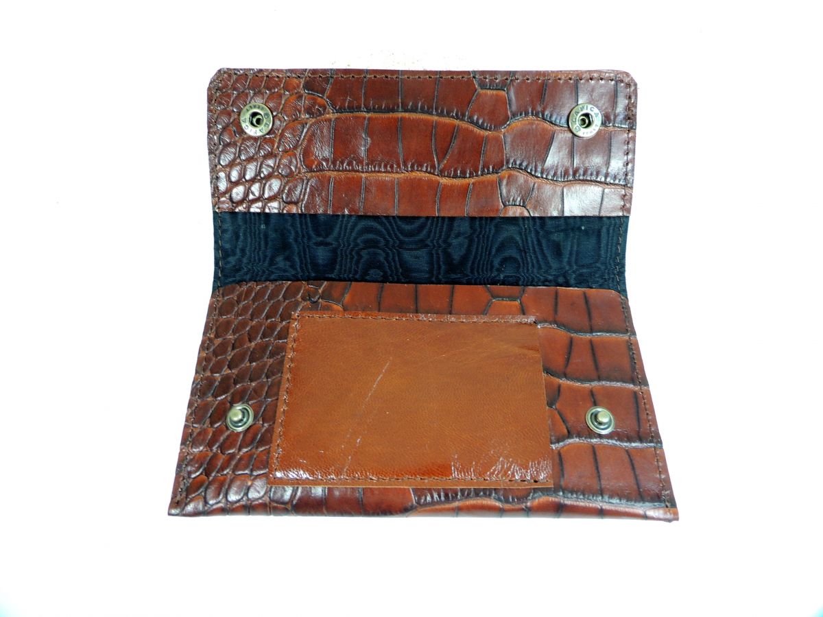 Piada sobre tabaco com estampas de crocodilo