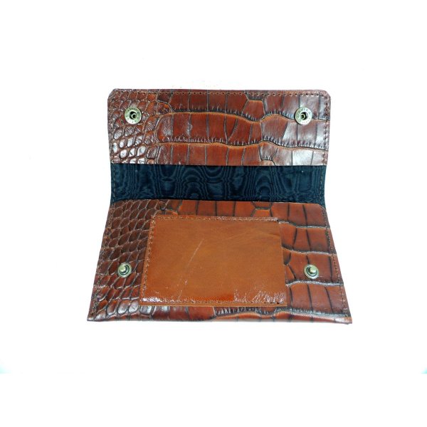 Piada sobre tabaco com estampas de crocodilo