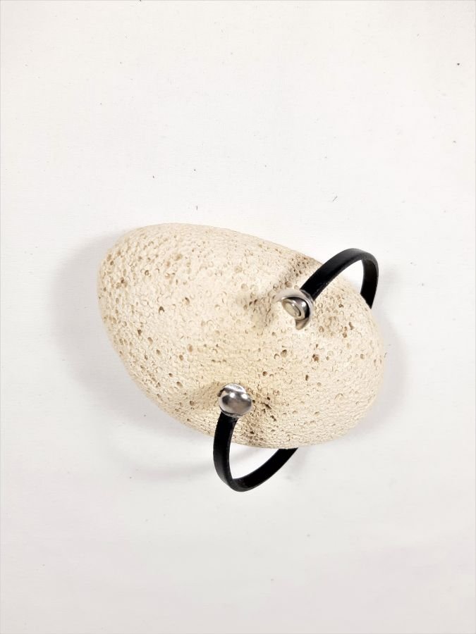 Pulseira de couro de vaca preta com fecho magnético de futebol.