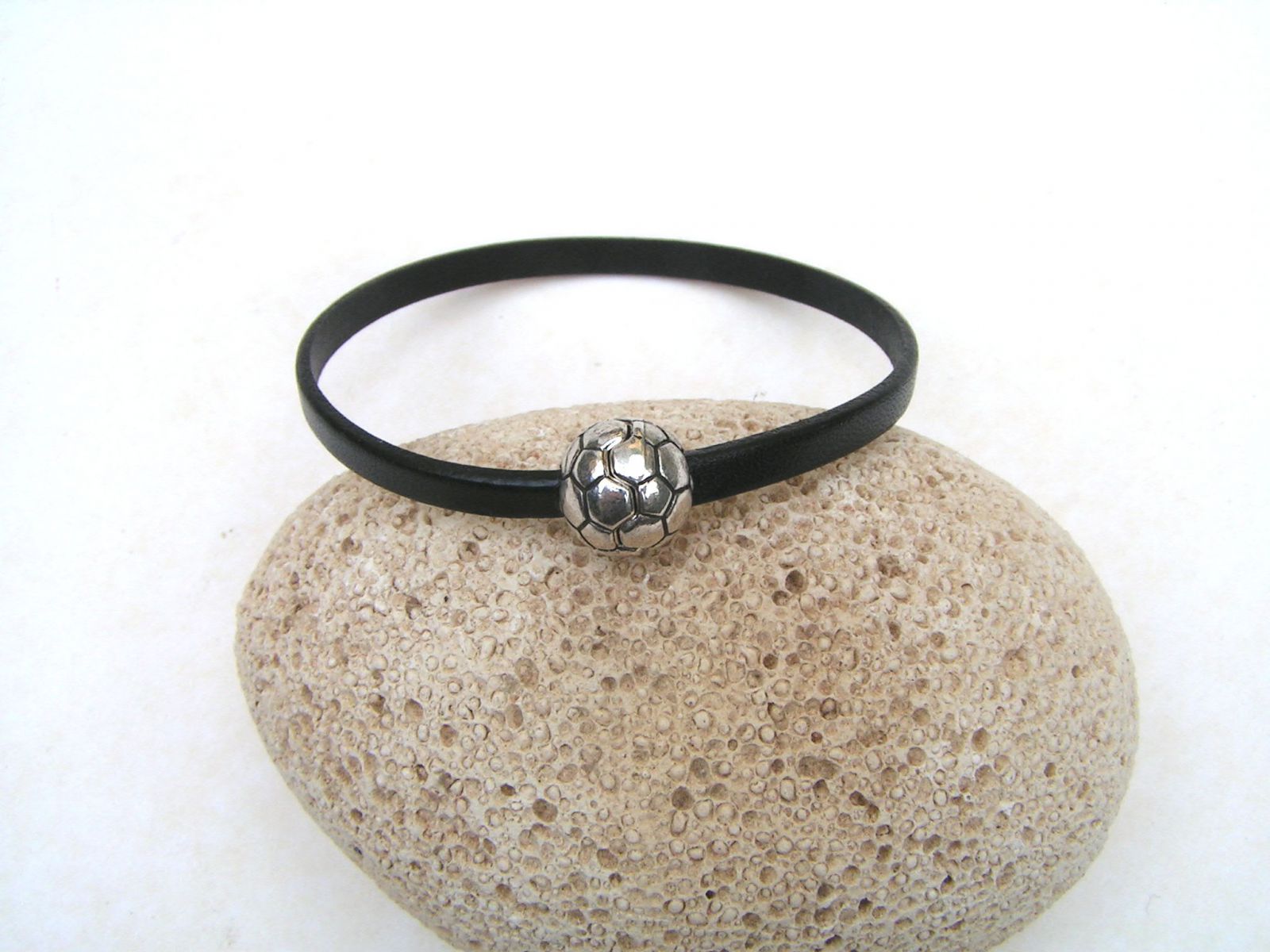 Pulseira de couro de vaca preta com fecho magnético de futebol.