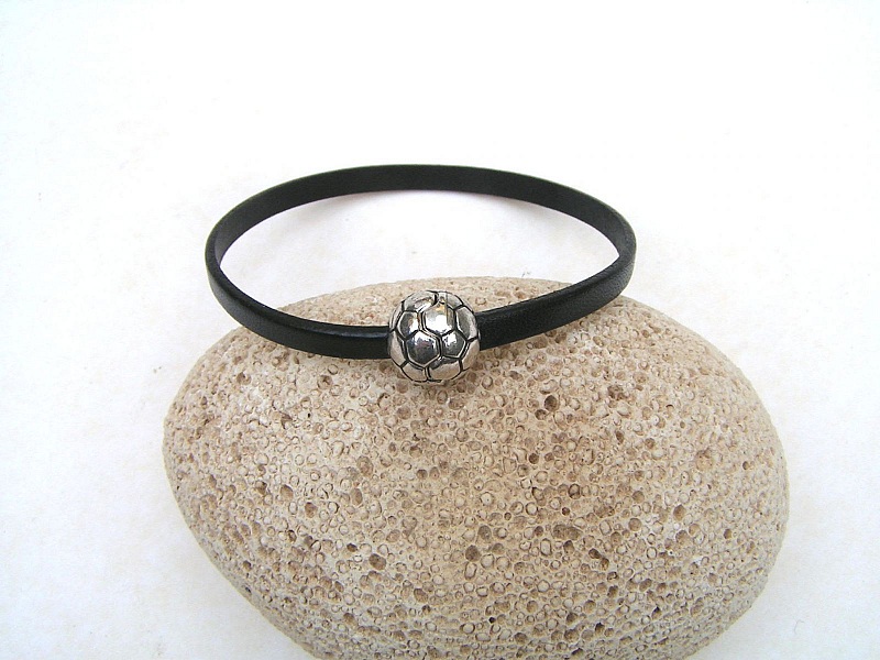 Pulseira de couro de vaca preta com fecho magn&eacute;tico de futebol.