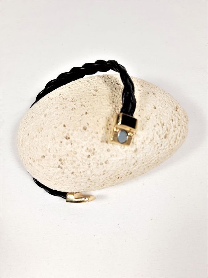 Bracelete de couro de vaca preto com fecho magnético dourado