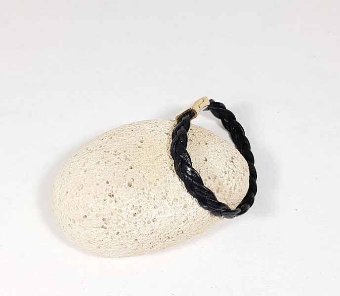 Bracelete de couro de vaca preto com fecho magn&eacute;tico dourado