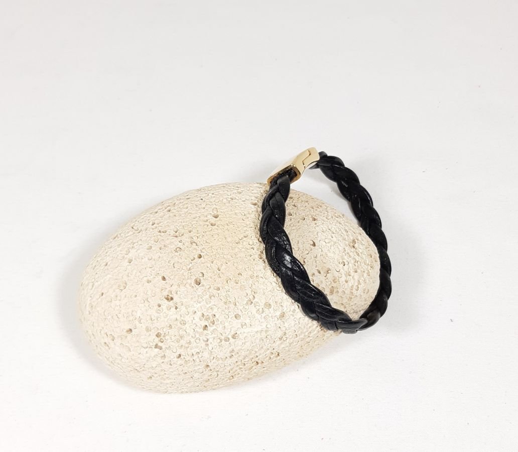 Bracelete de couro de vaca preto com fecho magnético dourado