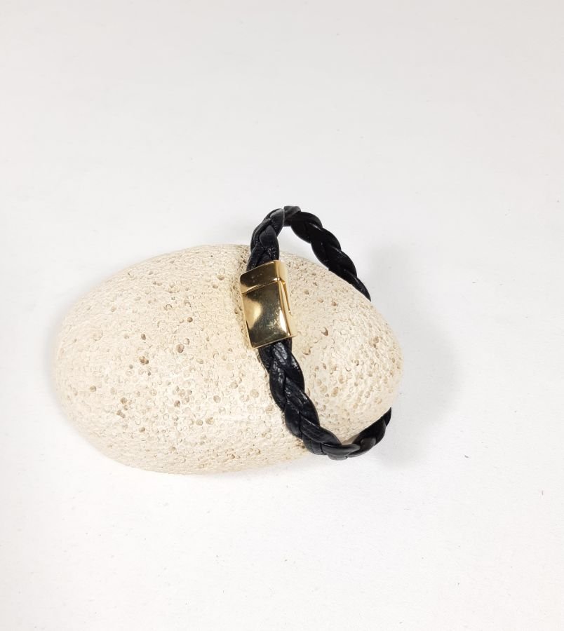 Bracelete de couro de vaca preto com fecho magnético dourado