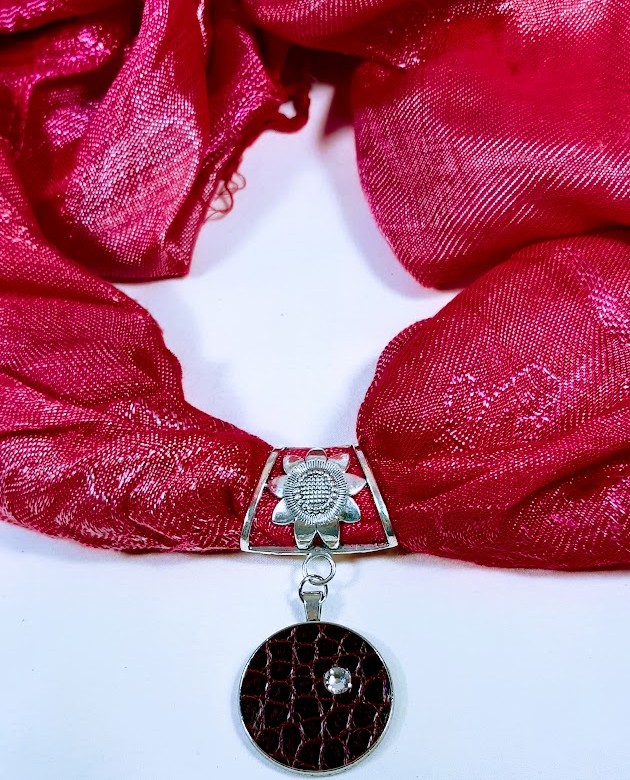Bijou de foulard avec cuir