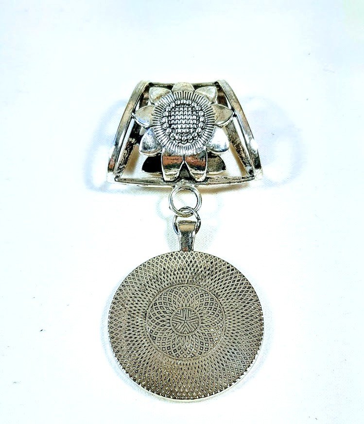 Bijou de foulard avec cuir