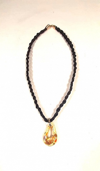 Collier avec cordon en cuir noir et pendentif doré.