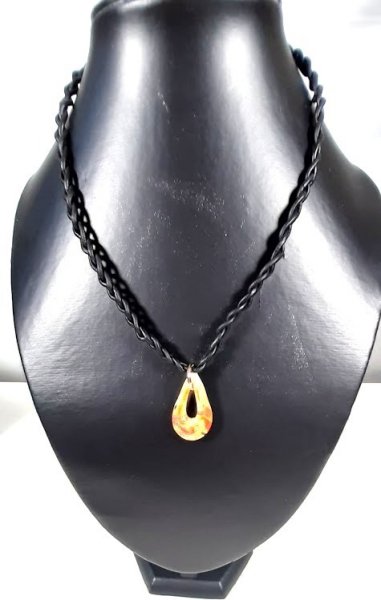 Collier cuir et m&eacute;daillon goutte verre de Murano