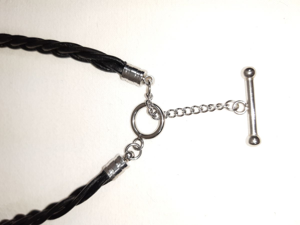 Dia de São Valentim! Colar de couro trançado e pingente de metal prateado antigo.