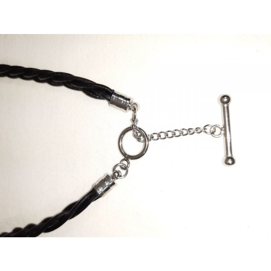 Dia de São Valentim! Colar de couro trançado e pingente de metal prateado antigo.