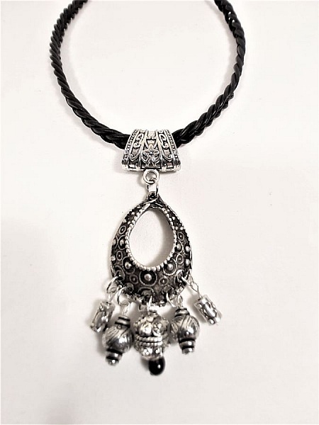 Dia de S&atilde;o Valentim! Colar de couro tran&ccedil;ado e pingente de metal prateado antigo.