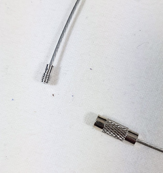 Pour cr&eacute;er des bijoux minimalistes, lot de colliers c&acirc;ble en m&eacute;tal et fermoir &agrave; visser.