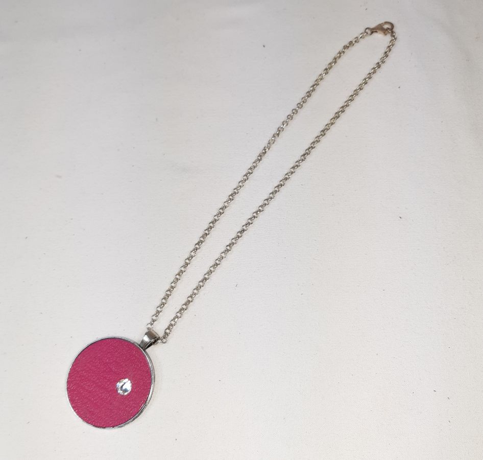 Medalhão de cristal de couro e swaroski em cor-de-rosa fushia