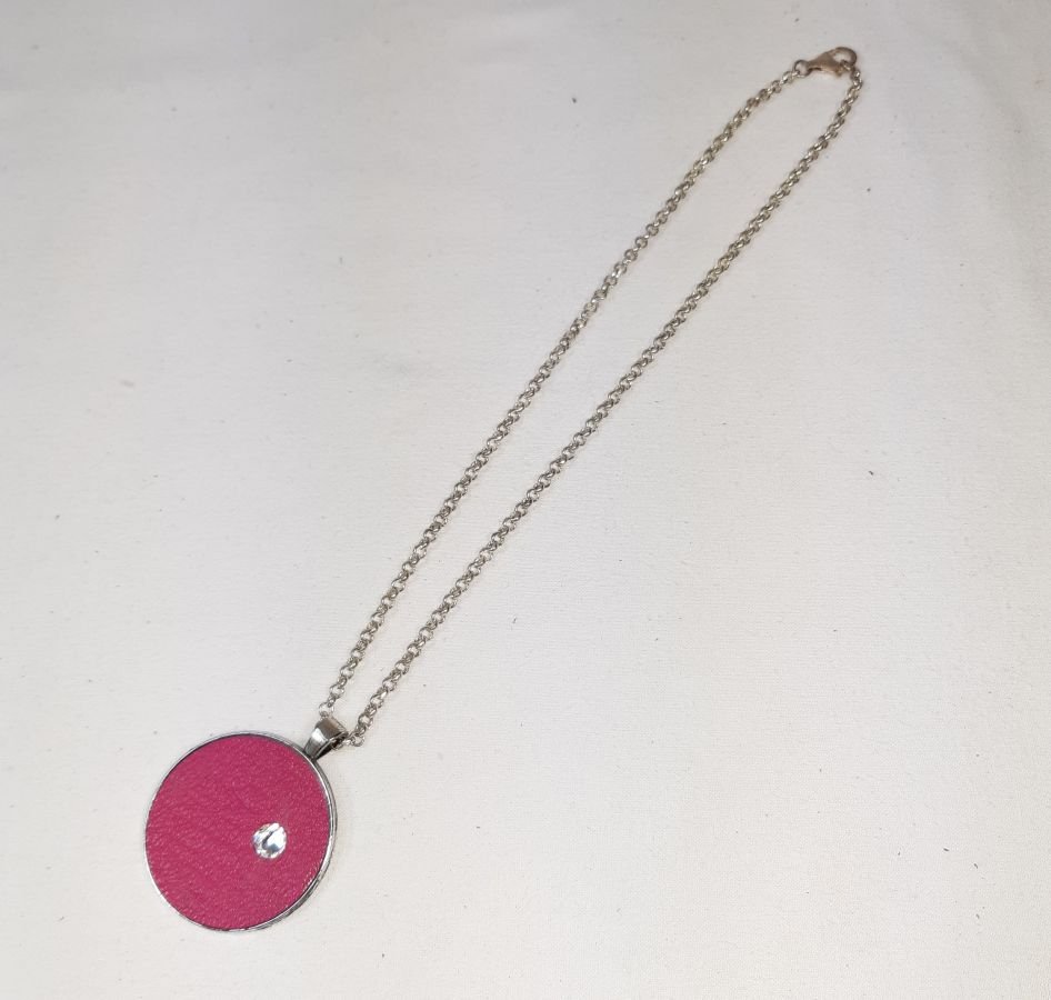 Medalhão de cristal de couro e swaroski em cor-de-rosa fushia