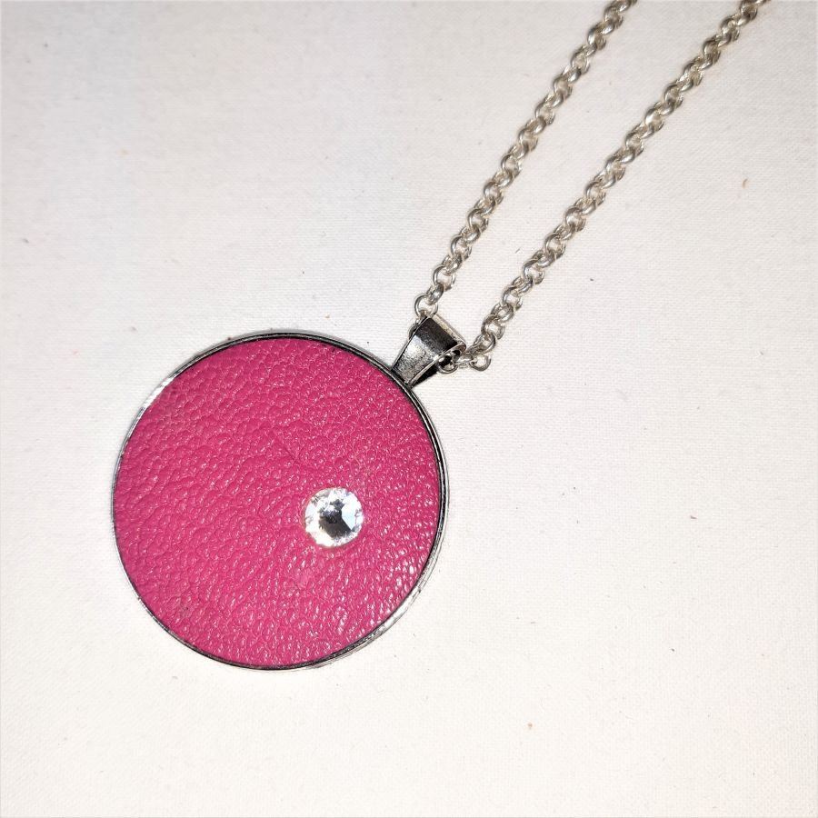 Medalhão de cristal de couro e swaroski em cor-de-rosa fushia