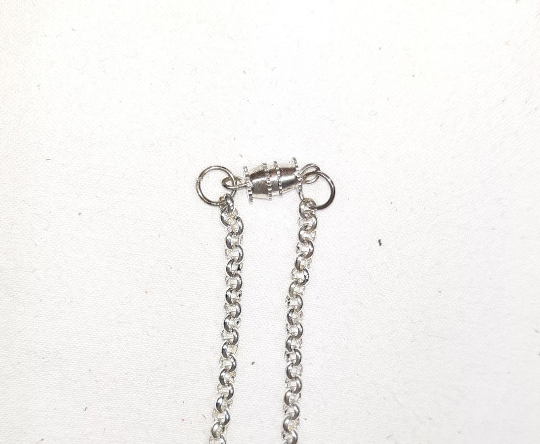 Pendente de latão e couro azul com cabochão de lápis lazúli.