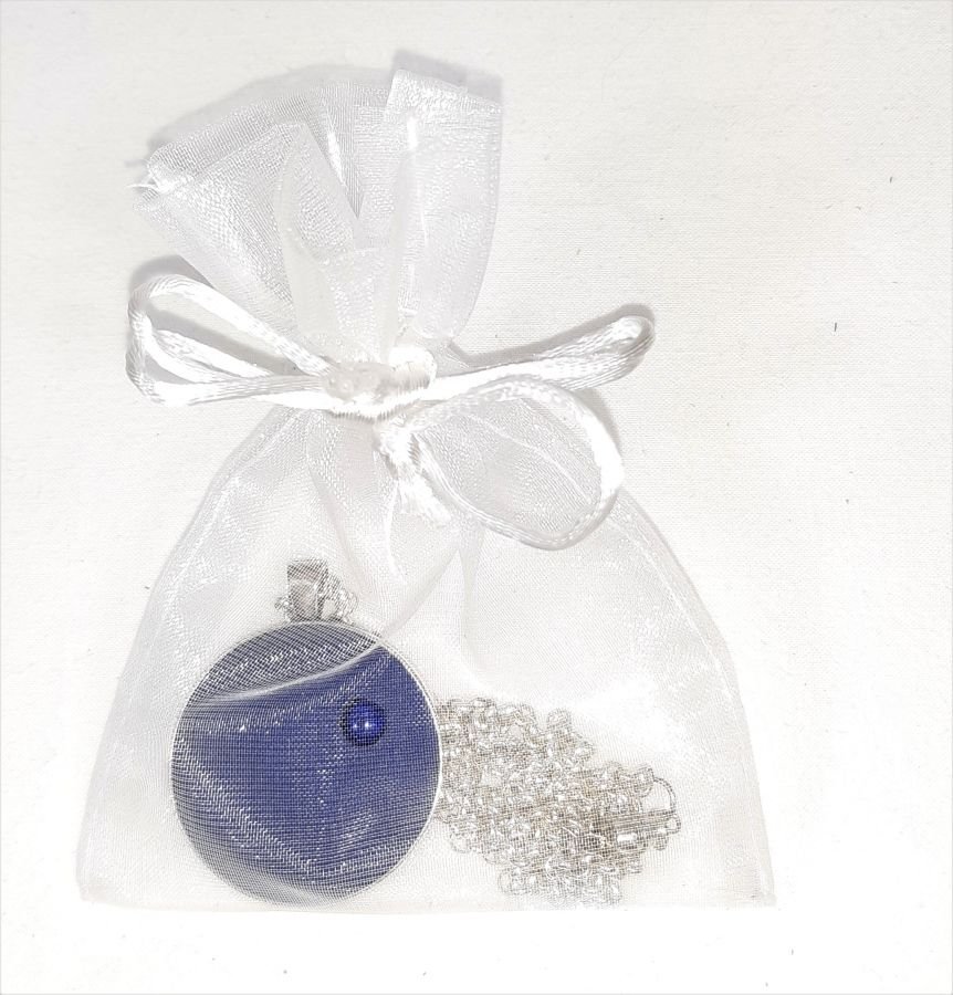 Pendente de latão e couro azul com cabochão de lápis lazúli.