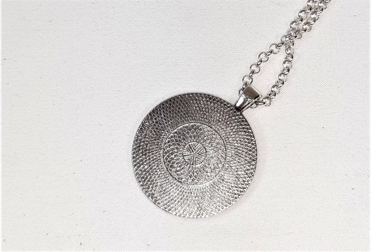 Pendente de latão e couro preto com cristal swarowski