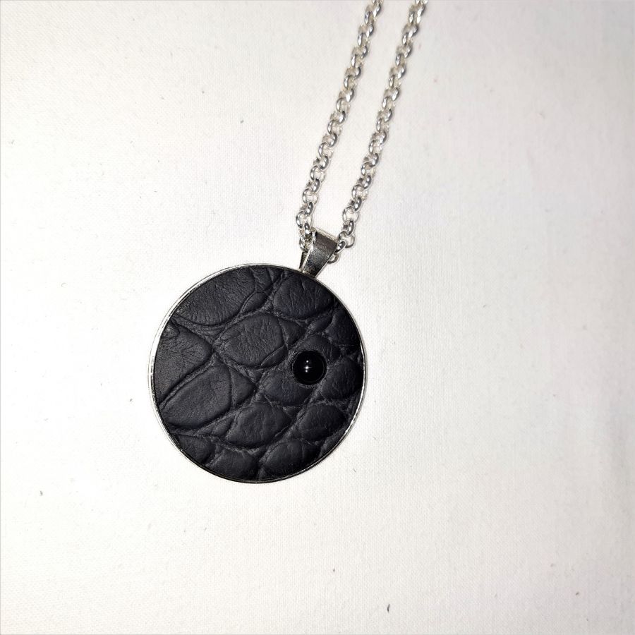 Pendente de latão e couro preto, ónix de cabochon de pedra natural.