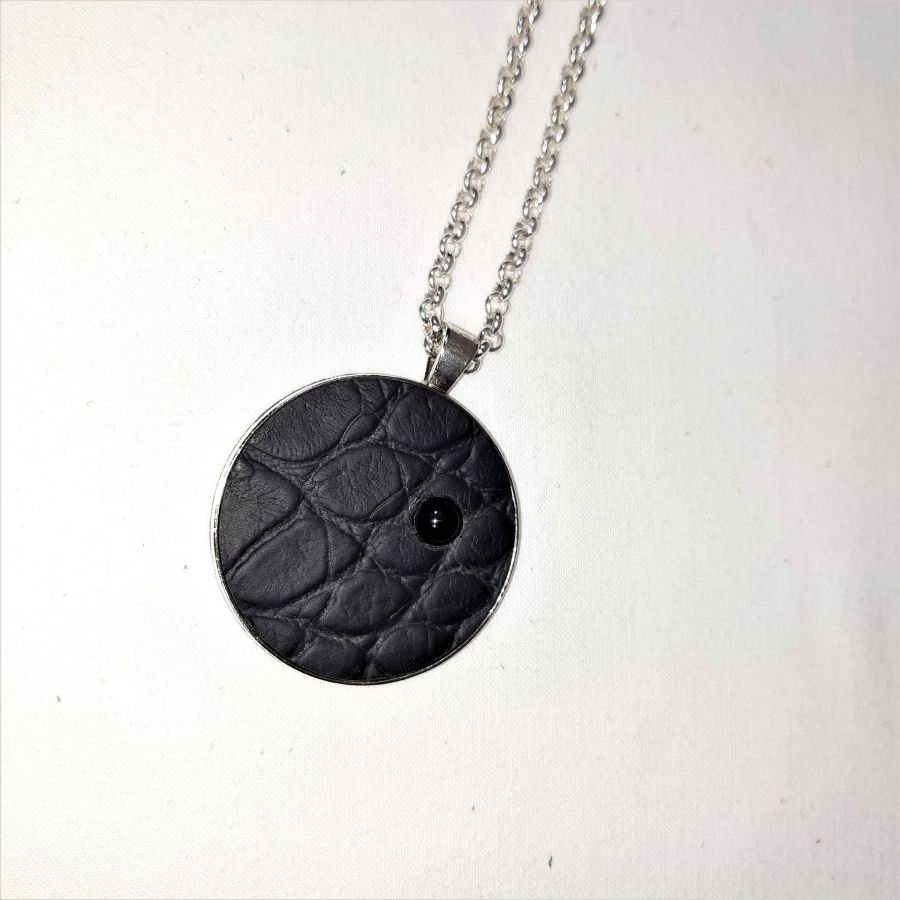 Pendente de latão e couro preto, ónix de cabochon de pedra natural.