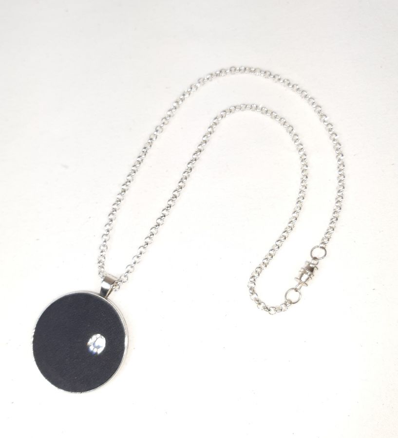 Pendente de latão e couro preto com cristal swarowski