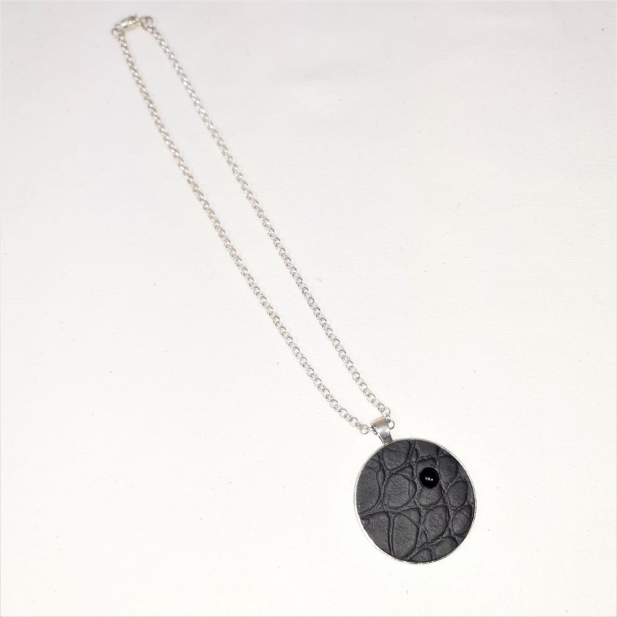 Pendente de latão e couro preto, ónix de cabochon de pedra natural.