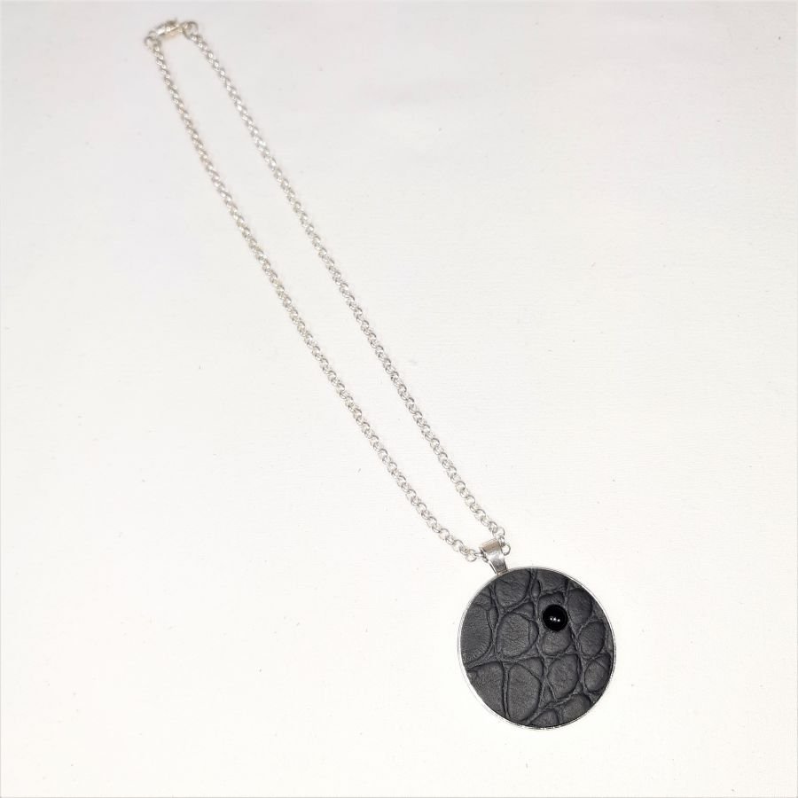 Pendente de latão e couro preto, ónix de cabochon de pedra natural.