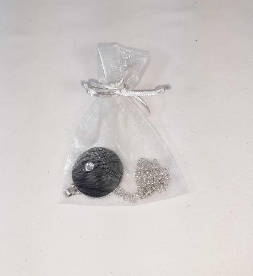 Pendente de latão e couro preto com cristal swarowski