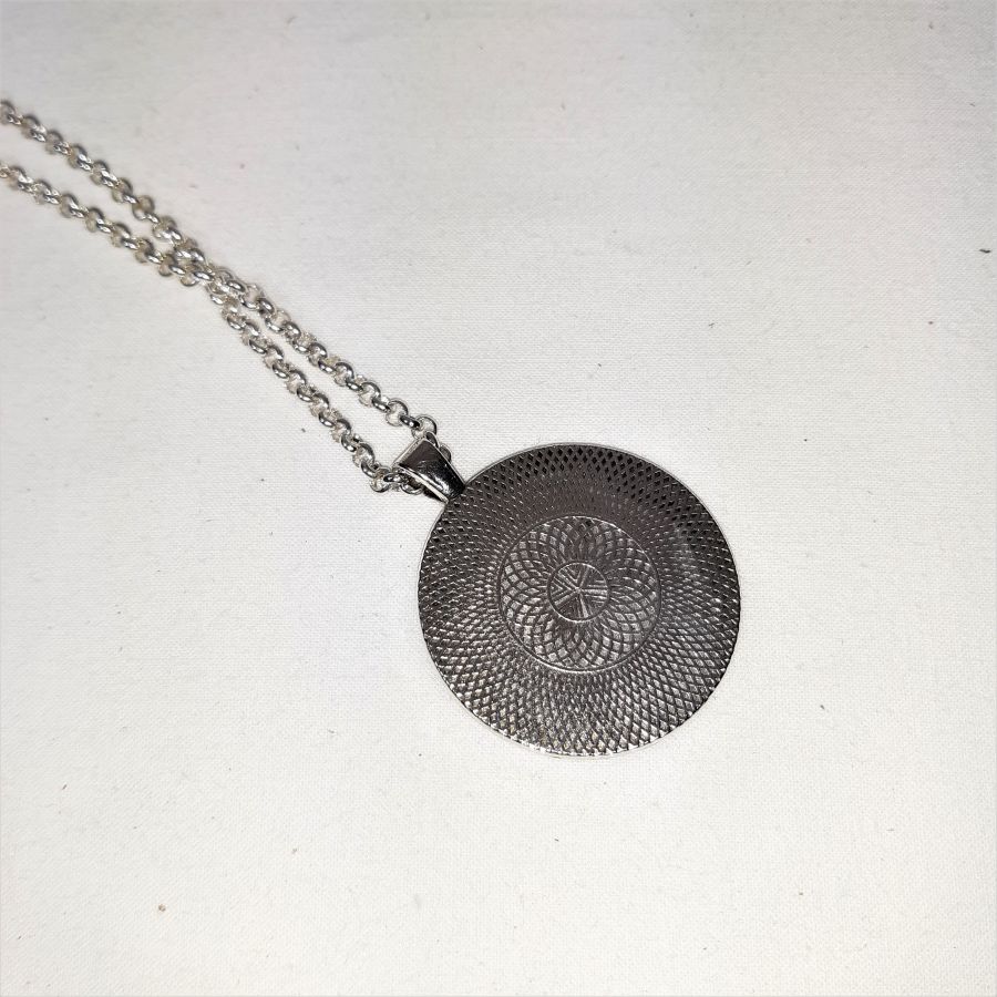 Pendente de latão e couro preto, ónix de cabochon de pedra natural.