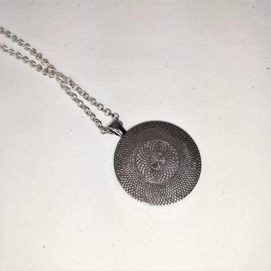 Pendente de latão e couro preto, ónix de cabochon de pedra natural.
