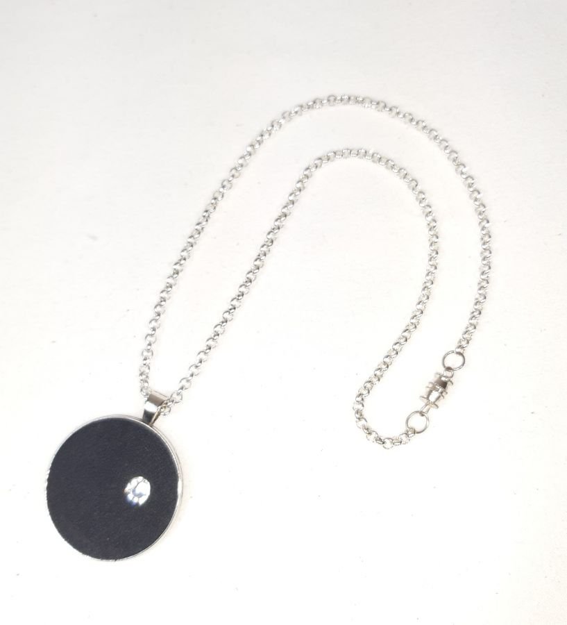 Pendente de latão e couro preto com cristal swarowski