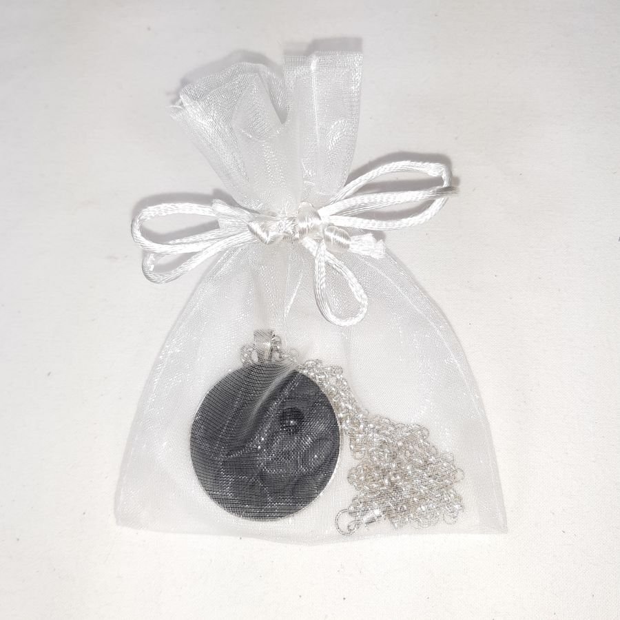 Pendente de latão e couro preto, ónix de cabochon de pedra natural.