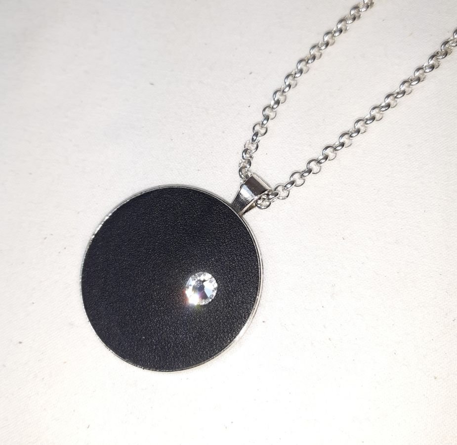 Pendente de latão e couro preto com cristal swarowski