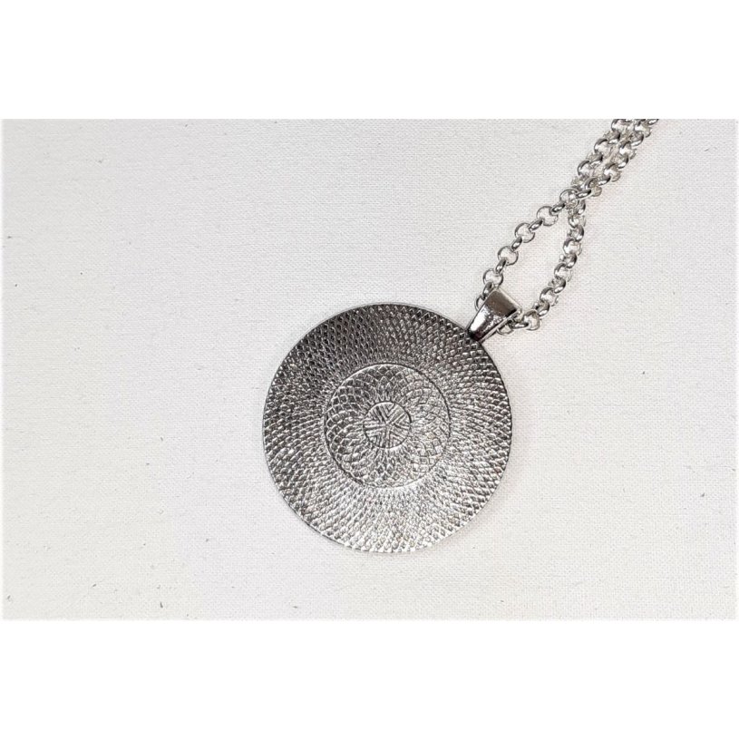 Pendente de latão e couro rosa, cabochão de pedra natural de quartzo rosa.