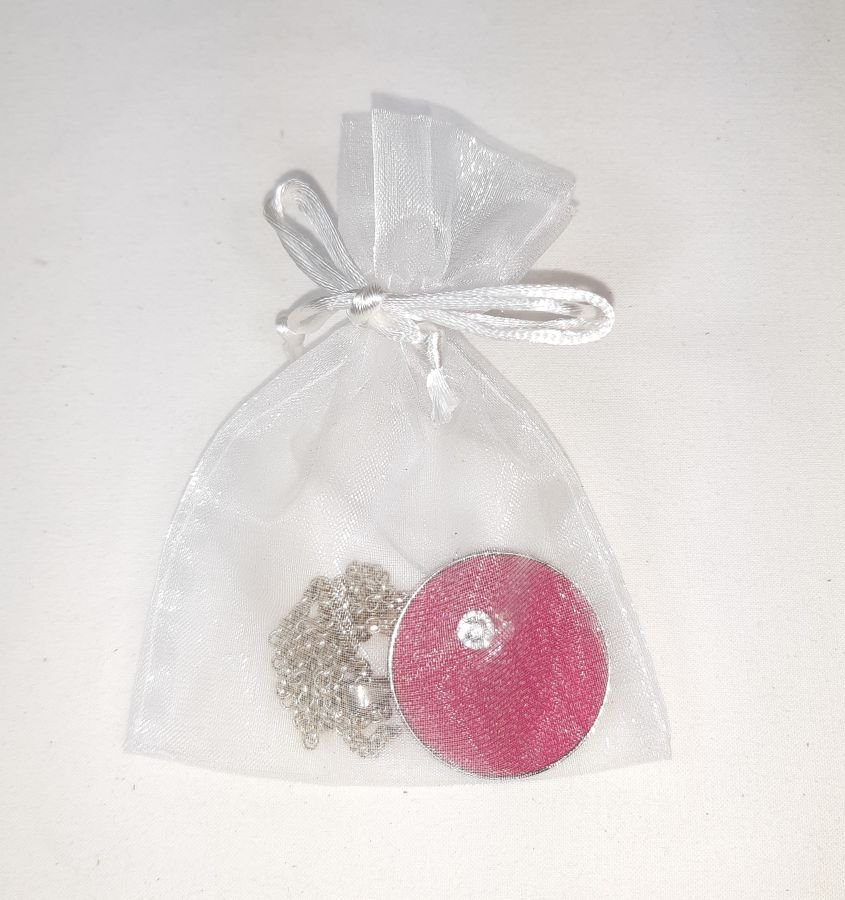 Pendente de latão e couro rosa, cabochão de pedra natural de quartzo rosa.
