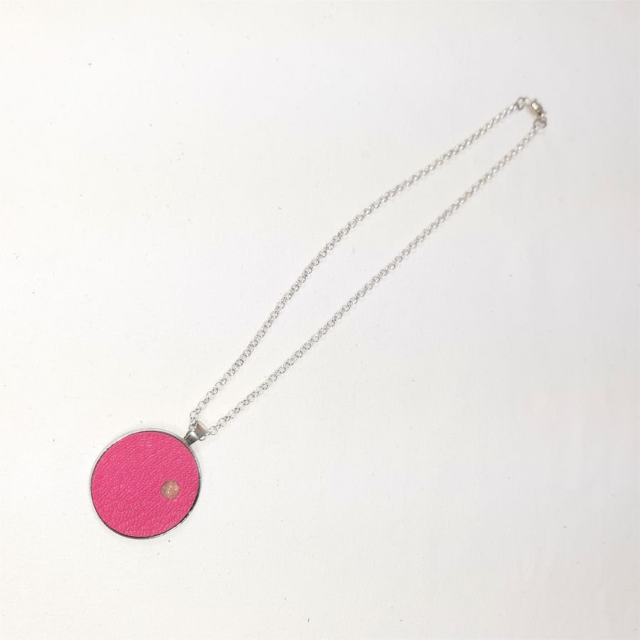 Pendente de latão e couro rosa, cabochão de pedra natural de quartzo rosa.