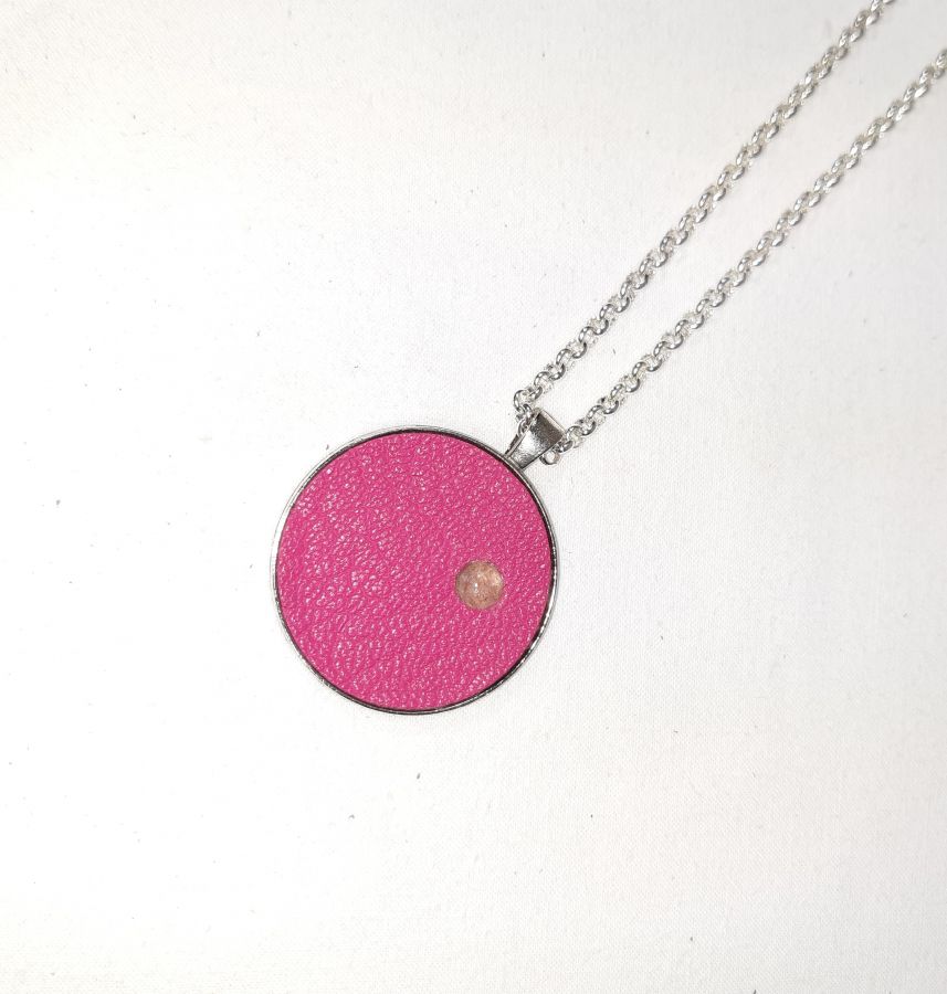 Pendente de latão e couro rosa, cabochão de pedra natural de quartzo rosa.