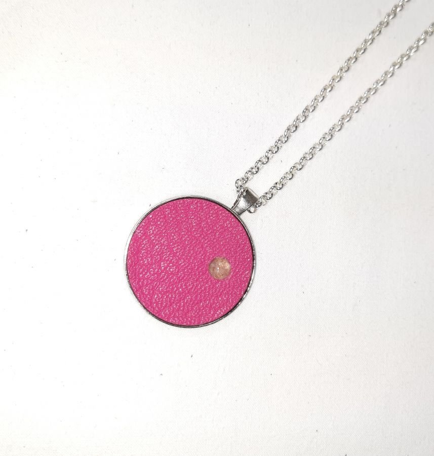 Pendente de latão e couro rosa, cabochão de pedra natural de quartzo rosa.