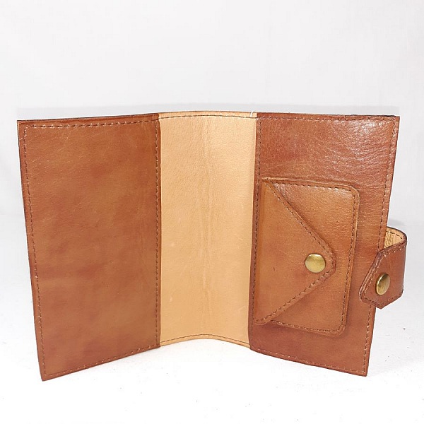 Pochette sant&eacute; en  cuir de vachette coloris havane.