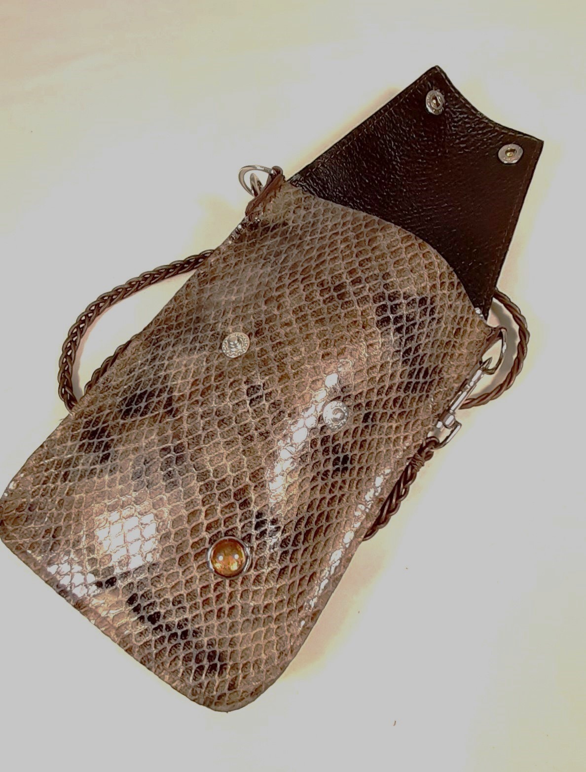 Pochette pour smarthone en cuir, longue bandoulière pour un porté travers.