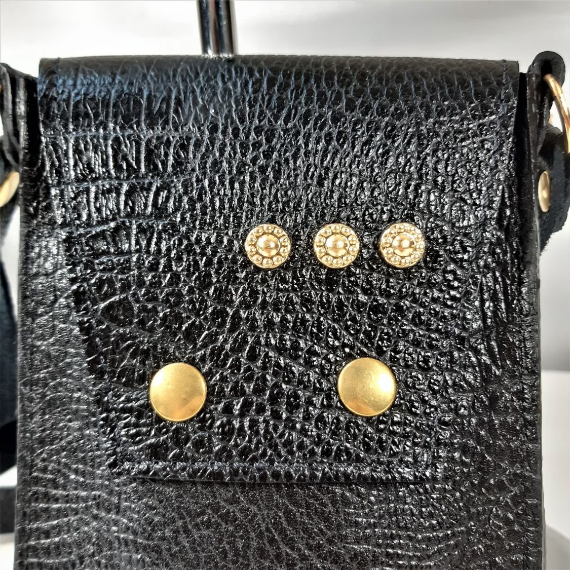 Bolsa para smartphones em pele de vaca impressa, cor preta.