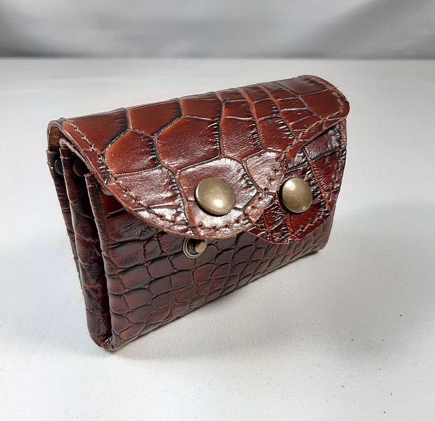Porte-monnaie cro&ucirc;te de cuir fa&ccedil;on croco.