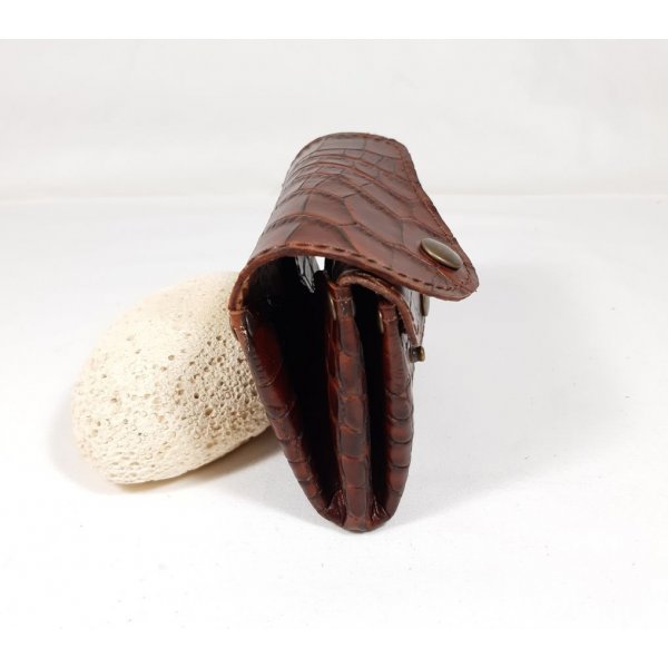 Bolsa retro-moedas feita de pele de vaca estampada.