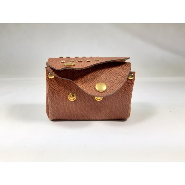 Carteira retro em pele de vaca granulada em cor de avel&atilde;