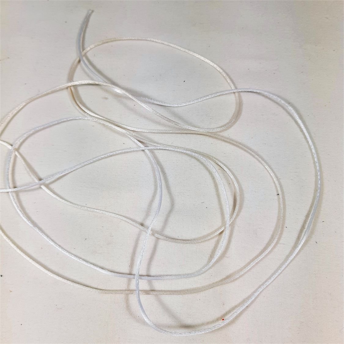Rabo de ratazana 1mm de material sintético.