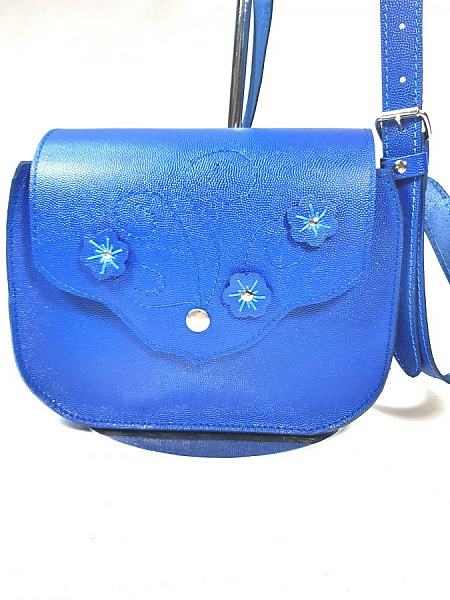 Sac bandouli&egrave;re cuir de vachette coloris bleu &eacute;lectrique.