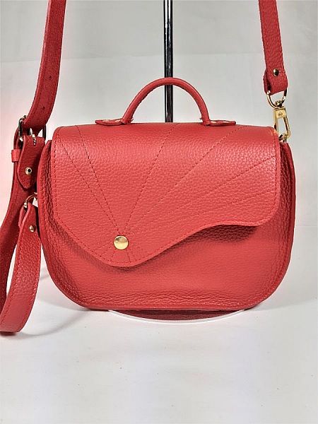 Sac bandouli&egrave;re cuir vachette,fabrication artisanale coloris rouge